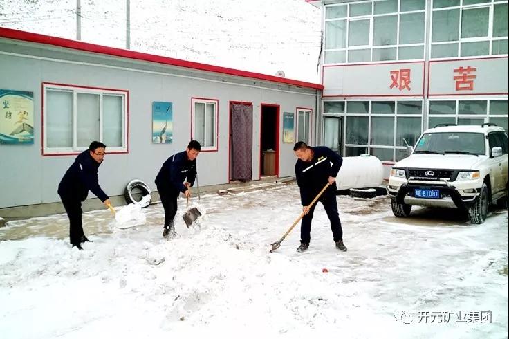 人間四月芳菲盡，山中春雪還復(fù)來(lái)