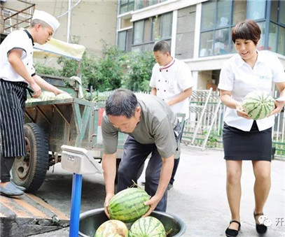 買下一整車西瓜，讓瓜農(nóng)早點(diǎn)回家